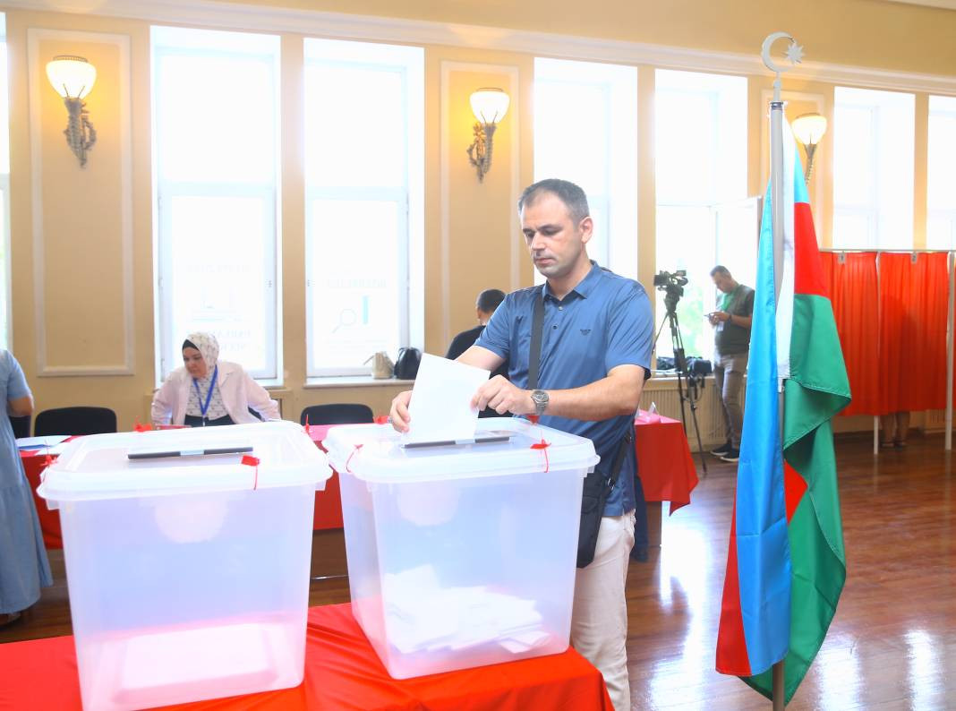 Azerbaycan'da seçim günü: Oy verme işlemi başladı - Resim: 10